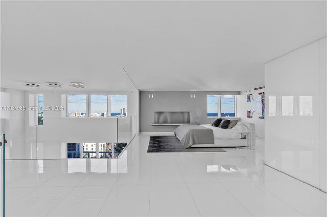 10 Venetian Way PH04, Miami Beach, FL 33139