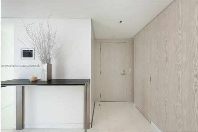 10 Venetian Way PH04, Miami Beach, FL 33139