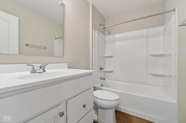 5515 Woods Pointe Drive, Mccordsville, IN 46055