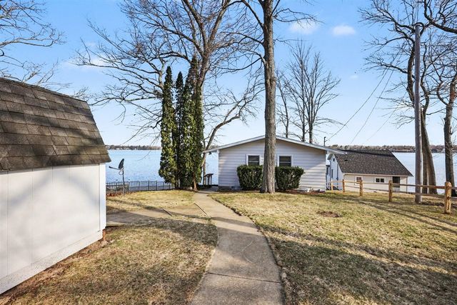 1017 E Hess Lake Drive, Grant, MI 49327