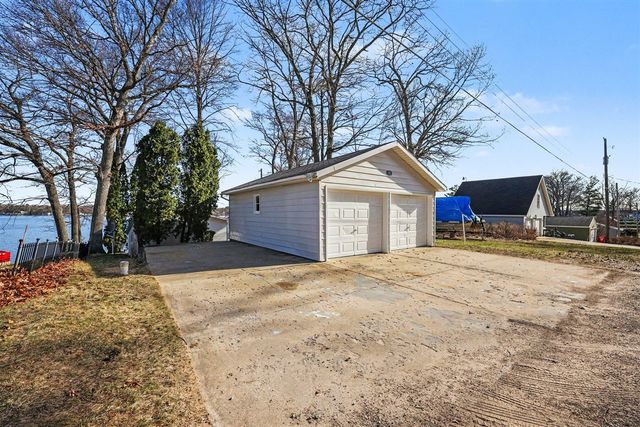 1017 E Hess Lake Drive, Grant, MI 49327