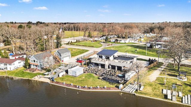 1017 E Hess Lake Drive, Grant, MI 49327