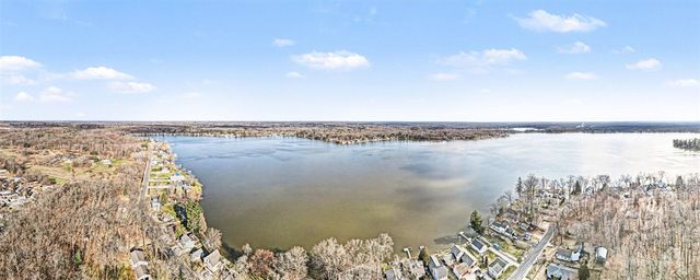 1017 E Hess Lake Drive, Grant, MI 49327