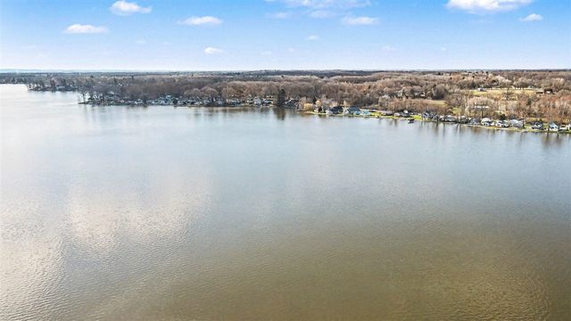 1017 E Hess Lake Drive, Grant, MI 49327