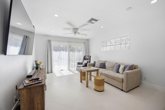 155 Deerfield Drive N, Jupiter, FL 33458