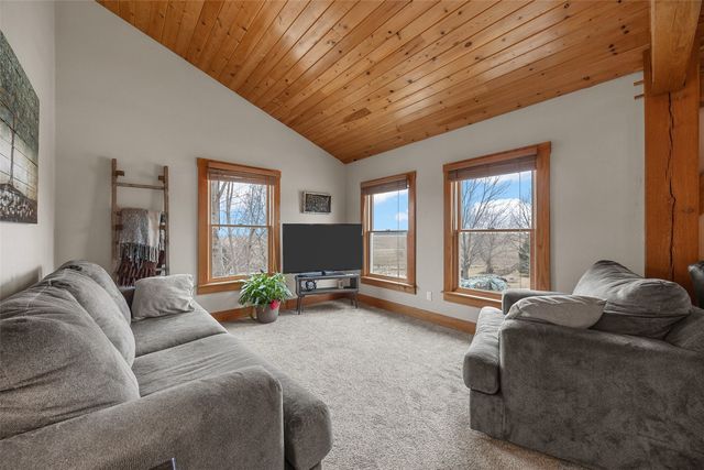 333 Hillview Drive SE, Mt Vernon, IA 52314