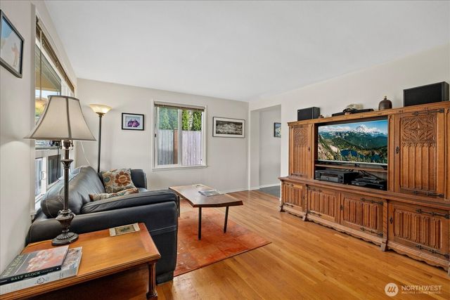 347 NW 52nd Street, Seattle, WA 98107