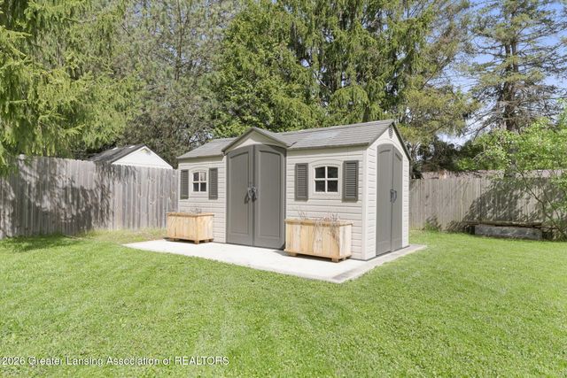 5784 N Green Road, Haslett, MI 48840