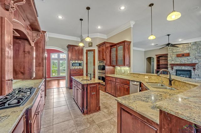 200 Oakland, Longview, TX 75605