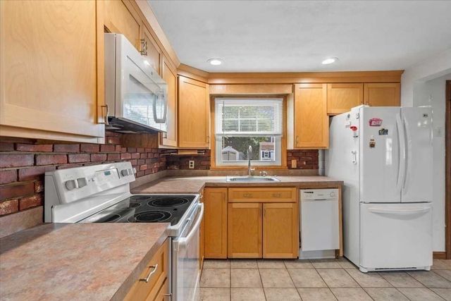 6 Adelle Circuit, Worcester, MA 01607