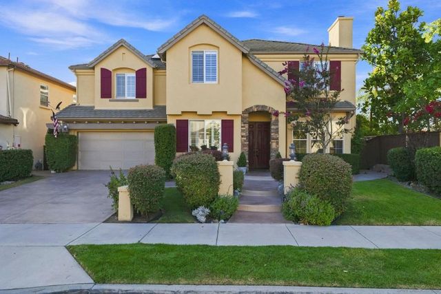 9846 Falcon Bluff St, San Diego, CA 92127
