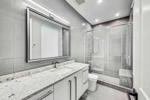 1331 Pfingsten Road, Northbrook, IL 60062