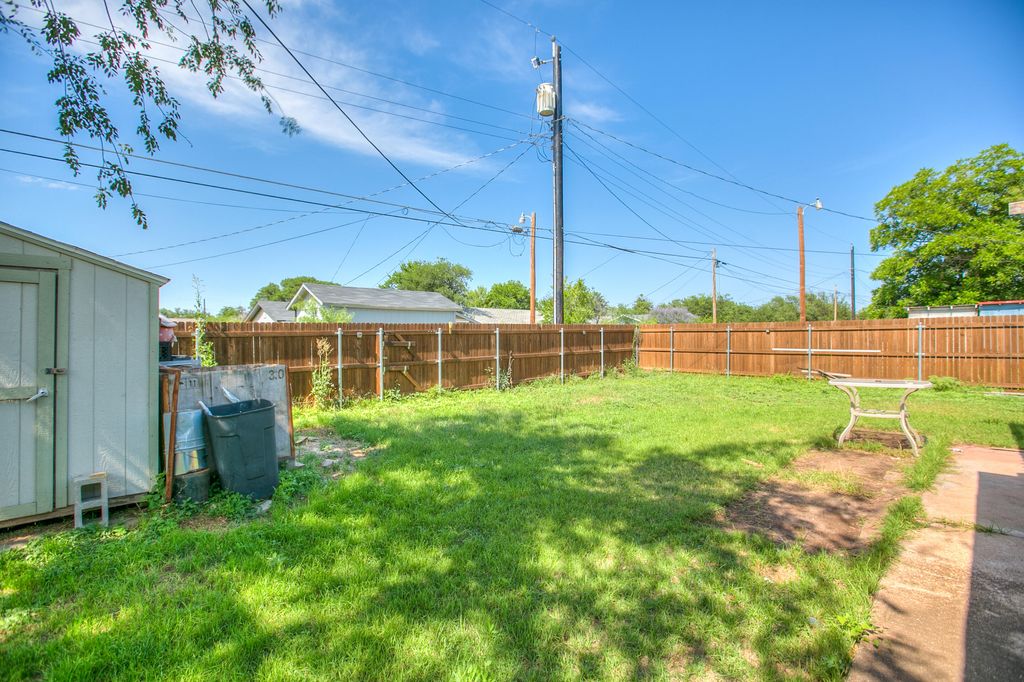 Image 20 of property listing at 114 Clayton Street, San Angelo, TX 76905