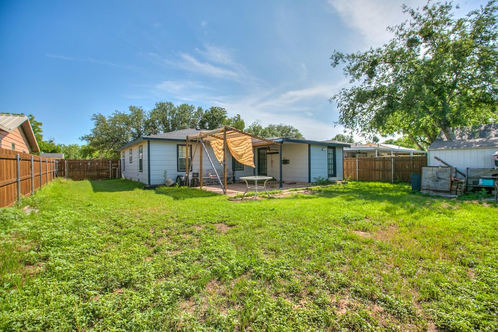 Image 21 of property listing at 114 Clayton Street, San Angelo, TX 76905