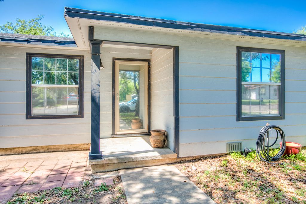 Image 3 of property listing at 114 Clayton Street, San Angelo, TX 76905