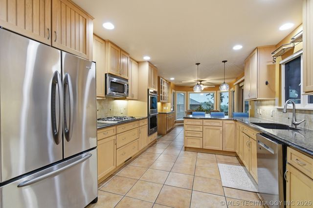 209 Walnut Circle, Grove, OK 74344