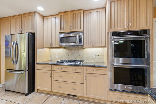 209 Walnut Circle, Grove, OK 74344