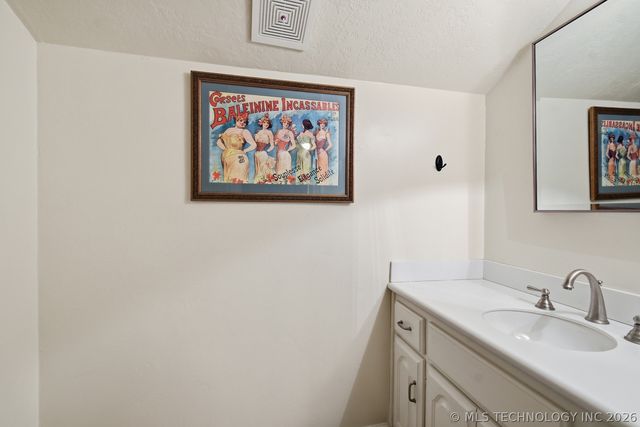 209 Walnut Circle, Grove, OK 74344