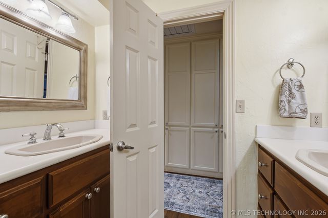 209 Walnut Circle, Grove, OK 74344