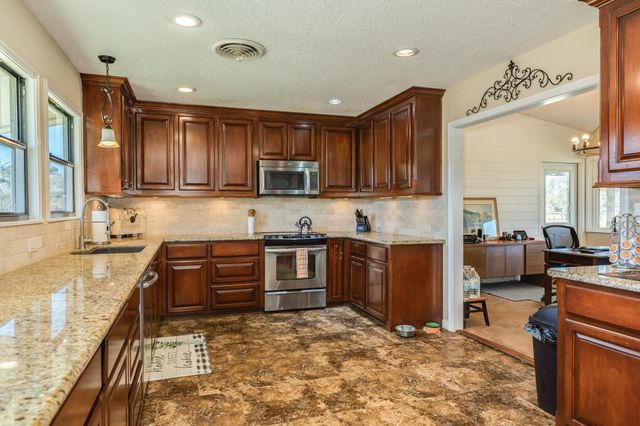 504 W Highway 332 W, Lake Jackson, TX 77566