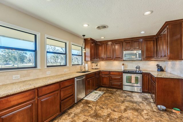 504 W Highway 332 W, Lake Jackson, TX 77566