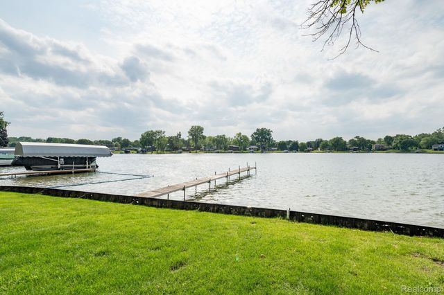 3831 Woodland Drive, Highland Charter Township, MI 48356