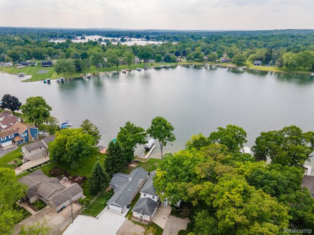 3831 Woodland Drive, Highland Charter Township, MI 48356