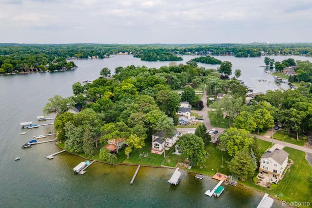 3831 Woodland Drive, Highland Charter Township, MI 48356