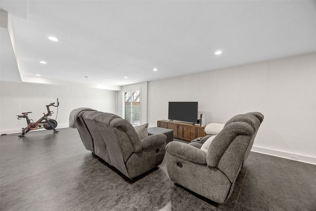 3767 Oak Ln NE, North Liberty, IA 52317