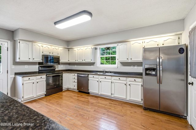 107 Buttercup Rd, Louisville, KY 40218