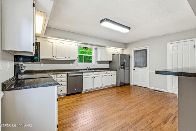 107 Buttercup Rd, Louisville, KY 40218