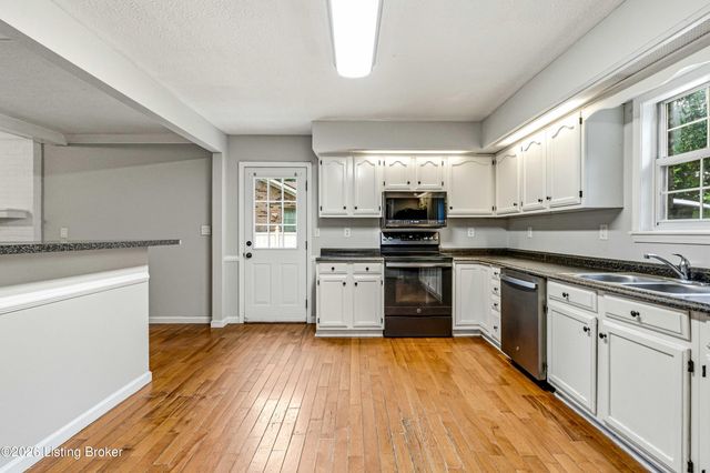 107 Buttercup Rd, Louisville, KY 40218