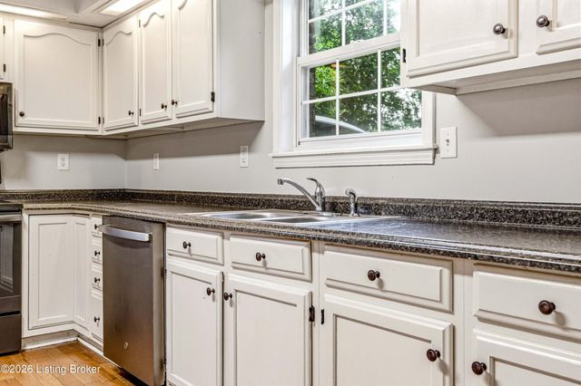 107 Buttercup Rd, Louisville, KY 40218