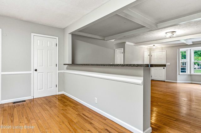 107 Buttercup Rd, Louisville, KY 40218