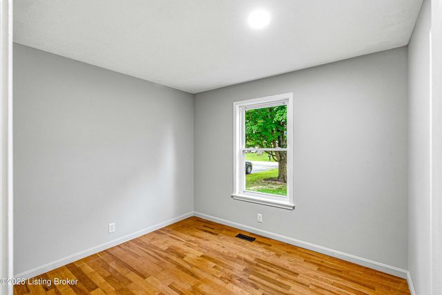 107 Buttercup Rd, Louisville, KY 40218