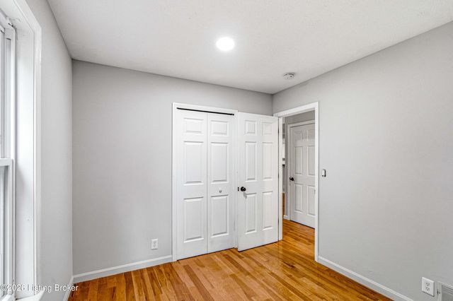107 Buttercup Rd, Louisville, KY 40218