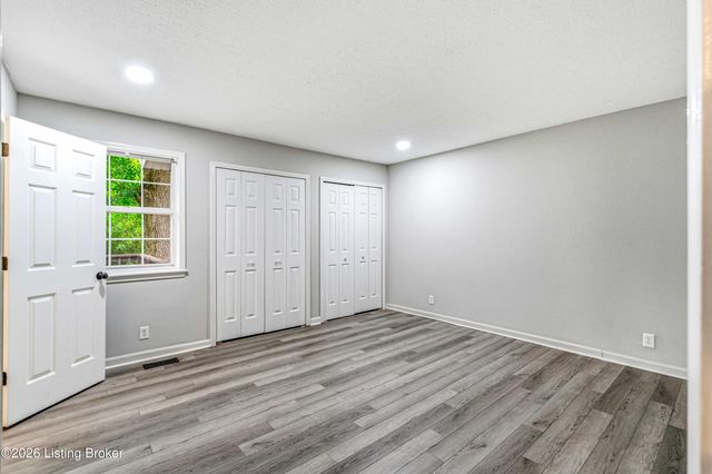 107 Buttercup Rd, Louisville, KY 40218