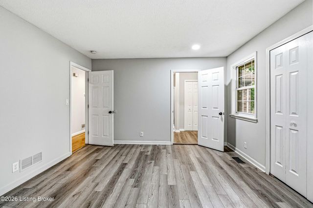 107 Buttercup Rd, Louisville, KY 40218
