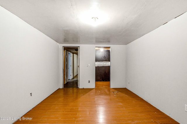 107 Buttercup Rd, Louisville, KY 40218