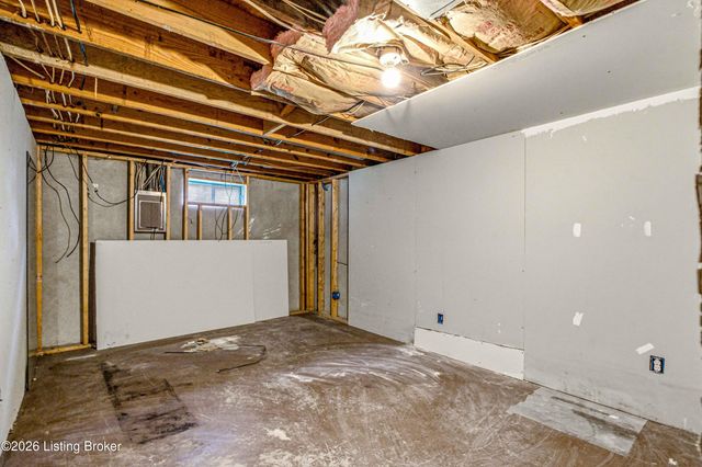 107 Buttercup Rd, Louisville, KY 40218