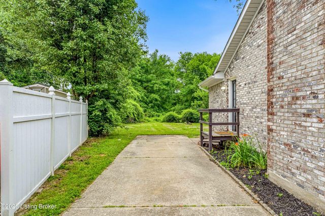 107 Buttercup Rd, Louisville, KY 40218