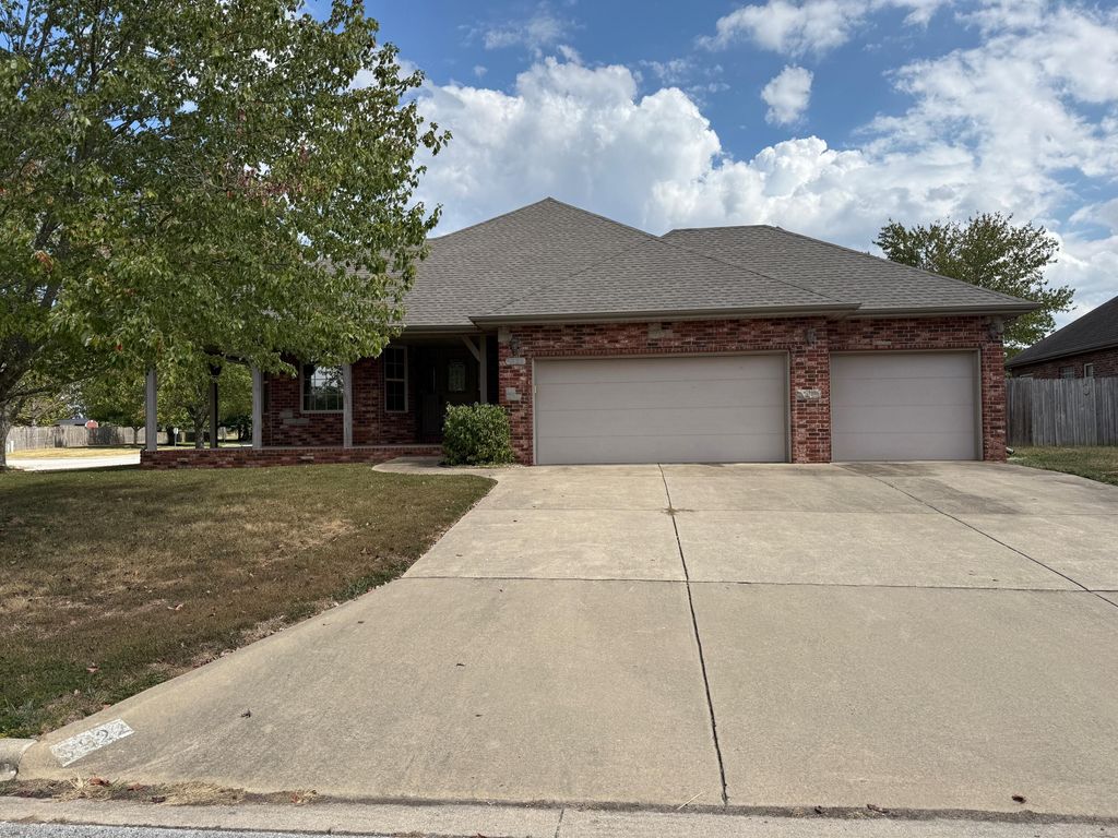 5622 North 12th Avenue, Ozark, MO 65721