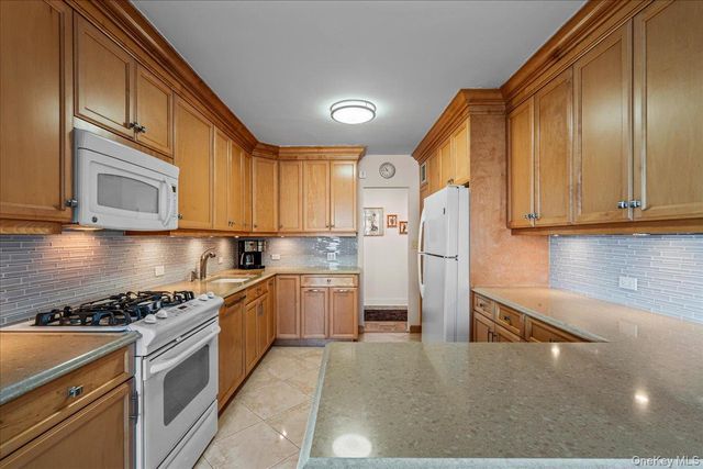 16625 Powells Cove Boulevard 3B, Beechhurst, NY 11357
