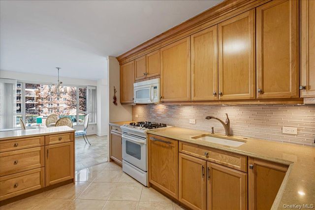 16625 Powells Cove Boulevard 3B, Beechhurst, NY 11357