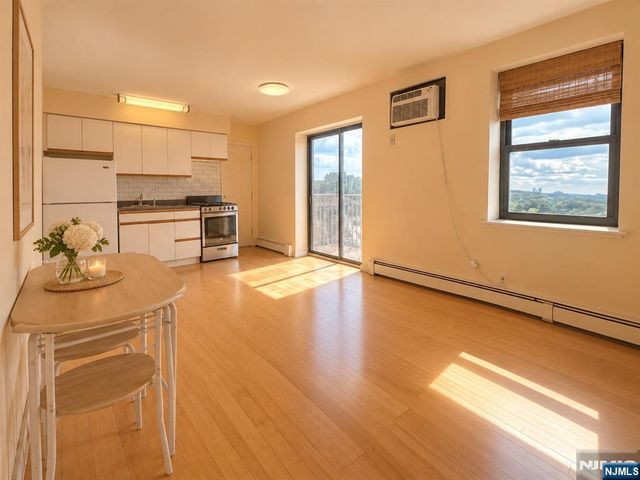 201 12th Street 18, Palisades Park, NJ 07650