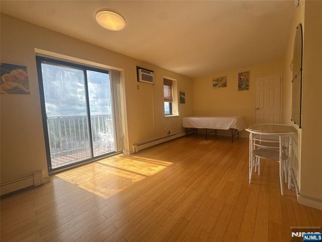 201 12th Street 18, Palisades Park, NJ 07650