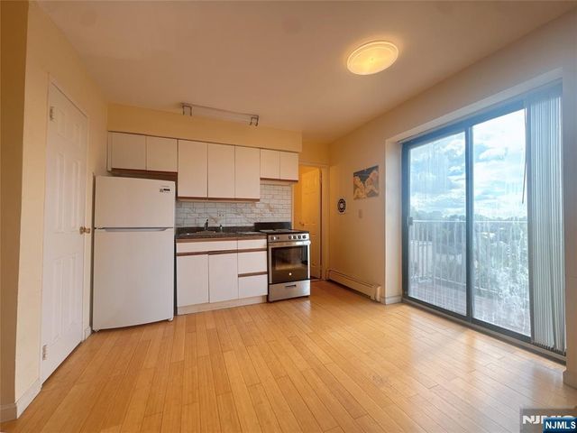 201 12th Street 18, Palisades Park, NJ 07650