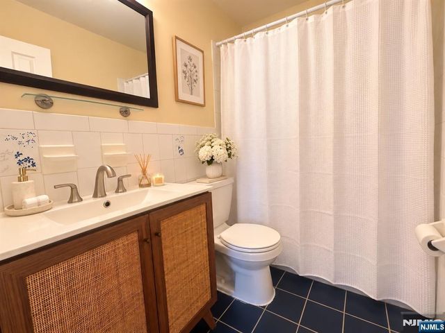 201 12th Street 18, Palisades Park, NJ 07650