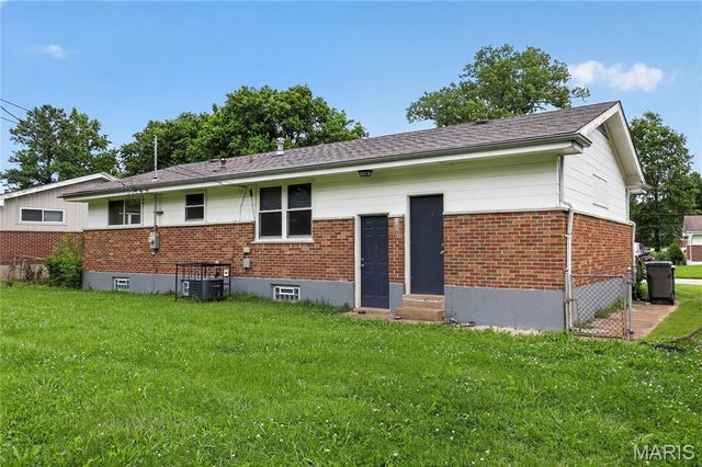 9811 Portage Drive, St Louis, MO 63136