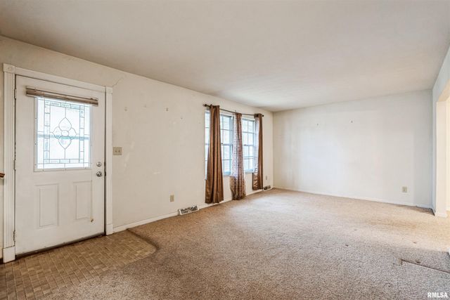 2757 W CENTRAL PARK Avenue, Davenport, IA 52804